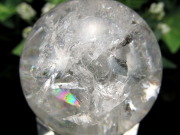 超希少 虹・貫入入り 透明 マニフェストクォーツ丸玉 置物 台座付 直径36.5mm 重さ69g 激レア くっきり貫入水晶 レインボー 虹入り水晶