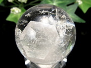 超希少 虹・貫入入り 超透明 マニフェストクォーツ 丸玉 置物 台座付き 直径37mm 重さ70.9g 激レア くっきり貫入水晶 レインボー 虹入り水晶