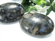 ケセラストーン パームストーン 重さ 約70g前後 大きさ約6cm×4cm 安心感を与える石 マッサージ用天然石 トルマリンの20倍のマイナスイオンを放出 タンブル