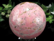 無条件の愛と癒し ピンクゾイサイト 丸玉 台座付 直径 55.5mm 重さ 294.8g 恋愛成就と積極性を引き出す石 心を包み込む 優しいピンクの光 スフィア 一点物