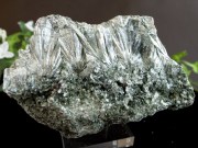 超レア 流通量極少結晶 天使の羽根のような美しさ セラフィナイト クリノクロア・天使の羽 原石 台座付 最大幅 95mm 重さ 484g キラキラ輝く集合体原石