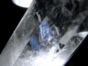 虹入り・ウィンドウ有り エンジェルラダー入り 水晶ポイント 六角柱 専用木製台座付 高さ134mm 重さ317g 純粋と浄化を象徴する万能パワーストーン 浄化