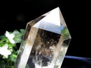 ライモナイト入り エンジェルラダー入り 水晶ポイント 六角柱 専用木製台座付 高さ152mm 重さ354g 純粋と浄化を象徴する万能パワーストーン 浄化