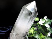 虹入り 透明水晶 ポイント 専用木製台座付 高さ143mm 重さ379g 純粋と浄化を象徴する万能パワーストーン 浄化 インテリア 一点もの ブラジル産