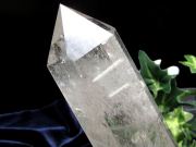 虹入り 透明水晶 ポイント 専用木製台座付 高さ150mm 重さ295g 純粋と浄化を象徴する万能パワーストーン 浄化 インテリア 一点もの ブラジル産