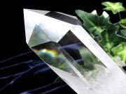虹入り 透明水晶 ポイント 専用木製台座付 高さ133mm 重さ262g純粋と浄化を象徴する万能パワーストーン 浄化 インテリア 一点もの ブラジル産 パワーストーン
