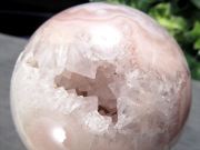 桜を思わせる花模様 笑口 桜瑪瑙 丸玉 置物 台座付 直径55mm 重さ203g ふんわりピンクカラー 1点物 マダガスカル産 パワーストーン 天然石