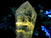 ブラックライトで蛍光 パウエライト ファントム アメジスト ポリッシュ ポイント 置物 高さ約62mm 重さ約62.5g 虹入り ポリッシュ ファントム 紫水晶