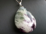 まるで美しい天使の羽 エンジェルフェザー イン フローライト 石花蛍石 ペンダントトップ 最大幅 約39mm 重さ 19.6g 唯一無二の神秘的模様