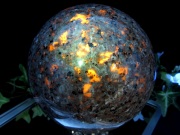 大珠 UVライトで蛍光 ユーパーライト 丸玉 直径121mm 重さ2440g ブラックライトでオレンジ色に蛍光 悪いものから身を守ってくれる石 一点物