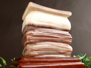 まるで豚肉 招財のお守り ポークストーン 豚肉石 置物 木製専用台座付 重さ約1197g 高さ約121mm 少量限定 ネタ感満載 マニアック天然石 一点もの 中国