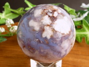 夜桜を思わせる花模様 ブルー桜瑪瑙 丸玉 置物 台座付 直径53mm 重さ197g ふんわりピンクカラー 1点物 マダガスカル産 パワーストーン 天然石