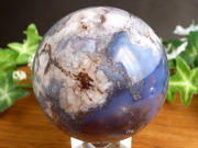 夜桜を思わせる花模様 ブルー桜瑪瑙 丸玉 置物 台座付 直径62mm 重さ316g ふんわりピンクカラー 1点物 マダガスカル産 パワーストーン 天然石