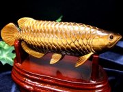 美しいゴールドのシラー アロワナ タイガーアイ 置物 台座付き 幅約138mm 約256g 虎目石 龍魚と呼ばれる古代魚 権力や繁栄、事業の発展の意味を持つモチーフ