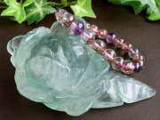 昼は可憐な薔薇 夜は神秘の光の花 蛍光フローライト 薔薇 彫刻置物 高さ約102mm 重さ約238g 蛍光フローライトが咲かせる 二つの顔を持つ奇跡の薔薇 1点物