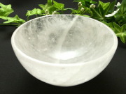 透明な光が受け止める 大切なひととき 天然水晶 丸皿 最大幅102mm 重さ414g 水晶の丸皿が日常を清らかに彩る 天然石ボウル インテリアや贈り物に 一点物