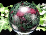 UVライトで蛍光 ルビーインゾイサイト アニョライト 丸玉 直径 59mm 重さ 376g 恋愛成就と積極性を引き出す石 スイカのような色合い スフィア 一点物