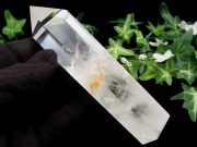 ラダー・ライモナイト入り ラダー入り 水晶ポイント 六角柱 専用木製台座付 高さ154mm 重さ272.6g 純粋と浄化を象徴する万能パワーストーン 浄化