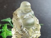極上彫刻置物 シトリン 布袋尊 彫刻置物 木製台座付き 高さ約92mm 重さ149g 七福神で有名な布袋様 インテリアや贈り物に 富をもたらす商売繁盛の石 黄水晶