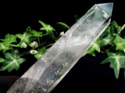 虹有り 天然水晶 オベリスク 高さ約136mm 重さ約162g すべての浄化と純粋さを象徴する石 インテリアや空間の浄化など 一点もの ブラジル産 パワーストーン