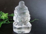 極上彫刻置物 天然水晶 布袋尊 彫刻置物 木製台座付き 高さ約87mm 重さ187g 七福神で有名な布袋様 インテリアや贈り物に すべての浄化と純粋さを象徴する石