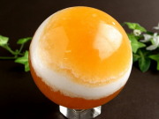 目玉焼き カルサイト 丸玉置物 台座付 直径約67mm 重さ427g 毎日が“金運”良好 黄身はしっかりめで 一点もの 方解石 メキシコ産 パワーストーン 天然石