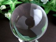完全透明 一切の曇りなし 無垢水晶 丸玉 重さ 181g 直径50.5mm 極上の透明感 天然水晶 天然石 クリスタル台座と豪華BOX付 一点物 ブラジル産 パワーストーン