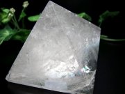 虹入り 天然水晶 ピラミッド置物 底辺幅 約76mm 重さ362g 大人気スピリチュアルグッズ ピラミッドパワー 一点もの ブラジル産 パワーストーン 天然石