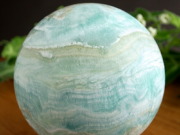 淡く優しいスカイブルーとホワイトのグラデーション ブルーアラゴナイト 霰石 丸玉 台座付 直径55mm 重さ262g 癒し なごみ石 ストレス緩和の石 置物