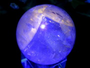 ブラックライトで蛍光 パウエライト ファントム アメジスト 丸玉 台座付 直径36mm 重さ64.6g 虹入り ファントム 紫水晶 愛の守護石 一点もの ブラジル