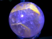 ブラックライトで蛍光 パウエライト ファントム アメジスト 丸玉 台座付 直径34.5mm 重さ56.8g 虹入り ファントム 紫水晶 愛の守護石 一点もの ブラジル