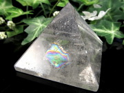 極上虹入り 天然水晶 ピラミッド置物 底辺幅 約55mm 重さ136g 大人気スピリチュアルグッズ ピラミッドパワー 一点もの ブラジル産 パワーストーン 天然石