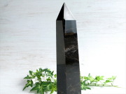 黒水晶 モリオン ポイント 木製専用台座付 高さ30cm 重さ1734g 強力な邪気払い 浄化の黒い水晶 モリオン ポイント チベット産 パワーストーン 天然石