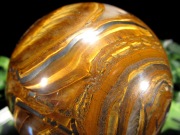 まさに虎の模様 タイガーアイ 丸玉 台座付 直径78mm 重さ738g 金運の代名詞 良質シャトヤンシー 幸運を招く聖なる石 南アフリカ産 パワーストーン 天然石
