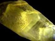 神秘的な蛍光発光 パウエライトファントムアメジスト ナチュラルポイント 長さ約7.5cm 約72.5g 鉱石コレクター羨望の希少共生鉱石