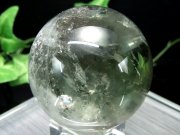 今回入荷の中で1番透明 虹入り 5A プラシオライト 緑水晶 丸玉 直径45.6mm 重さ132g 透明グリーンアメジスト 癒し・ストレス緩和の石 ブラジル産