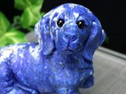 見つめる愛犬 天然石 ミニチュアダックス ダップル ラピスラズリ彫刻 置物 最大幅約60mm×高さ約43mm 重さ79g お部屋やオフィスにも 癒しのお守り