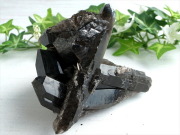 天然の黒光り 天然 黒水晶 モリオン クラスター原石 重さ223g 最大幅約95mm 大自然の力強さを感じる漆黒の水晶 最強の魔除け・邪気払いの石 1点物