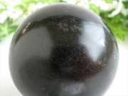 ブラックトルマリン 丸玉 置物 台座付 直径57mm 重さ300g 電気石 マットな質感 心身を浄化・精神との調和 ショール ブラジル産 パワーストーン 天然石