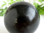 ブラックトルマリン 丸玉 置物 台座付 直径60mm 重さ332g 電気石 マットな質感 心身を浄化・精神との調和 ショール ブラジル産 パワーストーン 天然石