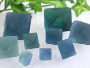 蛍光 ブルーフローライト 8面体結晶 約50gセット 幅約6mm-25mm 幻想的なブルーグリーンカラー まるで氷砂糖 お守りやインテリアとしても 中国 浙江省産