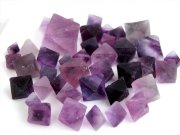 激レア・紫 パープルフローライト 8面体結晶 約50gセット 幅約6mm-25mm 色彩鮮やか まるで氷砂糖 お守りやインテリアとしても 中国 浙江省産 パワーストーン