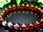 店頭展示中 希少なレッド 5A レッド ブルーアンバー ブレスレット 8mm-8.5mm×23珠 古来より人々に愛されてきた東欧の宝石 鮮烈なレッド×幻想的ブルー発色