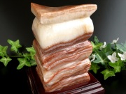 まるで 豚肉 招財 のお守り ポークストーン 豚肉石 置物 木製専用台座付 重さ約1529g 高さ約148mm 少量限定 ネタ感満載 マニアック天然石 一点もの 中国