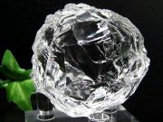 宙に浮く台座付き かっこみ水晶 置物 直径約45mm 氷のような透明感と唯一無二の造形美 ブラジル産 パワーストーン 天然石 天然水晶 置物
