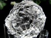 宙に浮く台座付き かっこみ水晶 置物 直径約40mm 氷のような透明感と唯一無二の造形美 ブラジル 産 パワーストーン 天然石 天然水晶 置物 玄関