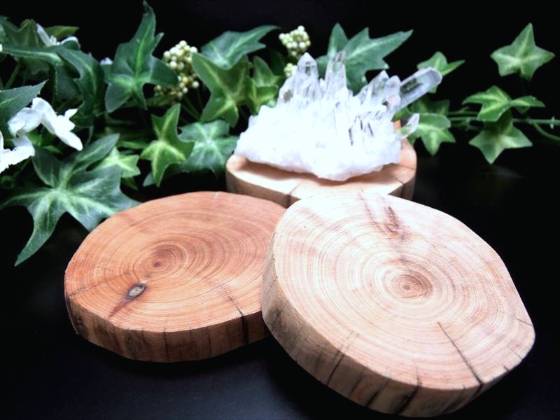 (ミニ原石用)リラックス効果を高める 2A 癒しの香り 崖柏木 原石用 台座 サイズ 幅約70mm 置物や原石のディスプレイに 天然木製楕円型 リラックス効果や免疫力を高める 中国 四川省産