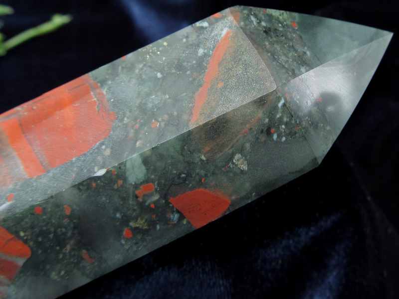 真紅の斑点が神秘 アフリカンブラッドストーン 六角柱ポイント 置物 高さ約190mm 重さ409g カルセドニー 3月の誕生石 セフトナイト ボルケーノアゲート ジャスパー 魂を守る石 人と人との結びつきや縁を取り持つ 一点物 アフリカ産