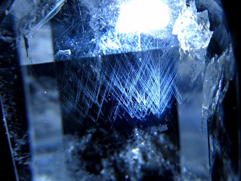 虹入り・透明度バツグン エンジェルラダー入り 水晶ポイント 六角柱 置物 高さ82mm 重さ229g 極上超透明 浄化 インテリア 一点もの ブラジル産