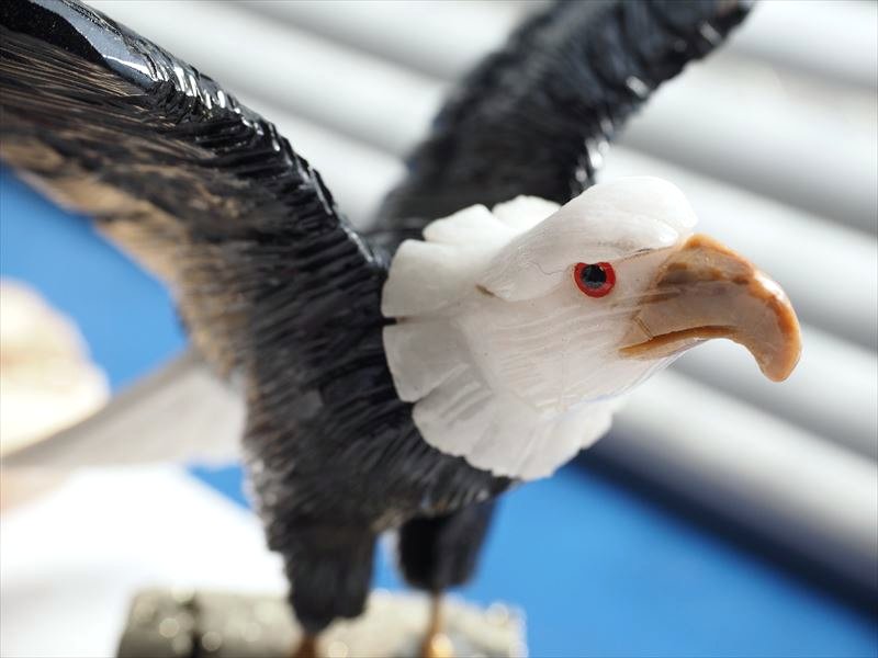 大きな翼を広げた迫力のある鷲 ジャスパー 鷲 置物 高さ約11 14cm 幅約12 14cm 風水で縁起の良い鳥置物 ツーソン展示会商品 ディスプレイ インテリア イーグル Comrose